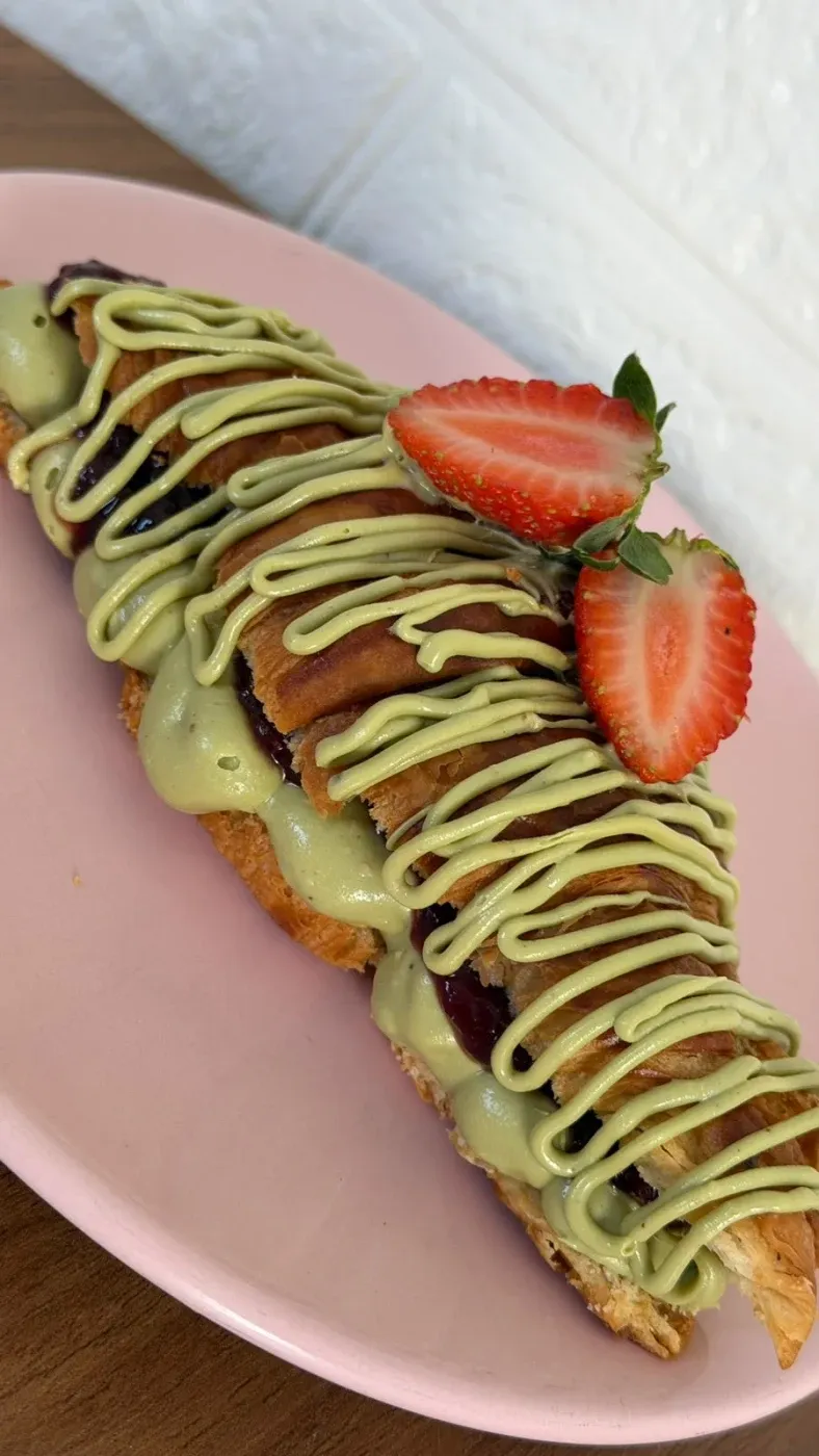 Croissant de Pistache com Frutas Vermelhas