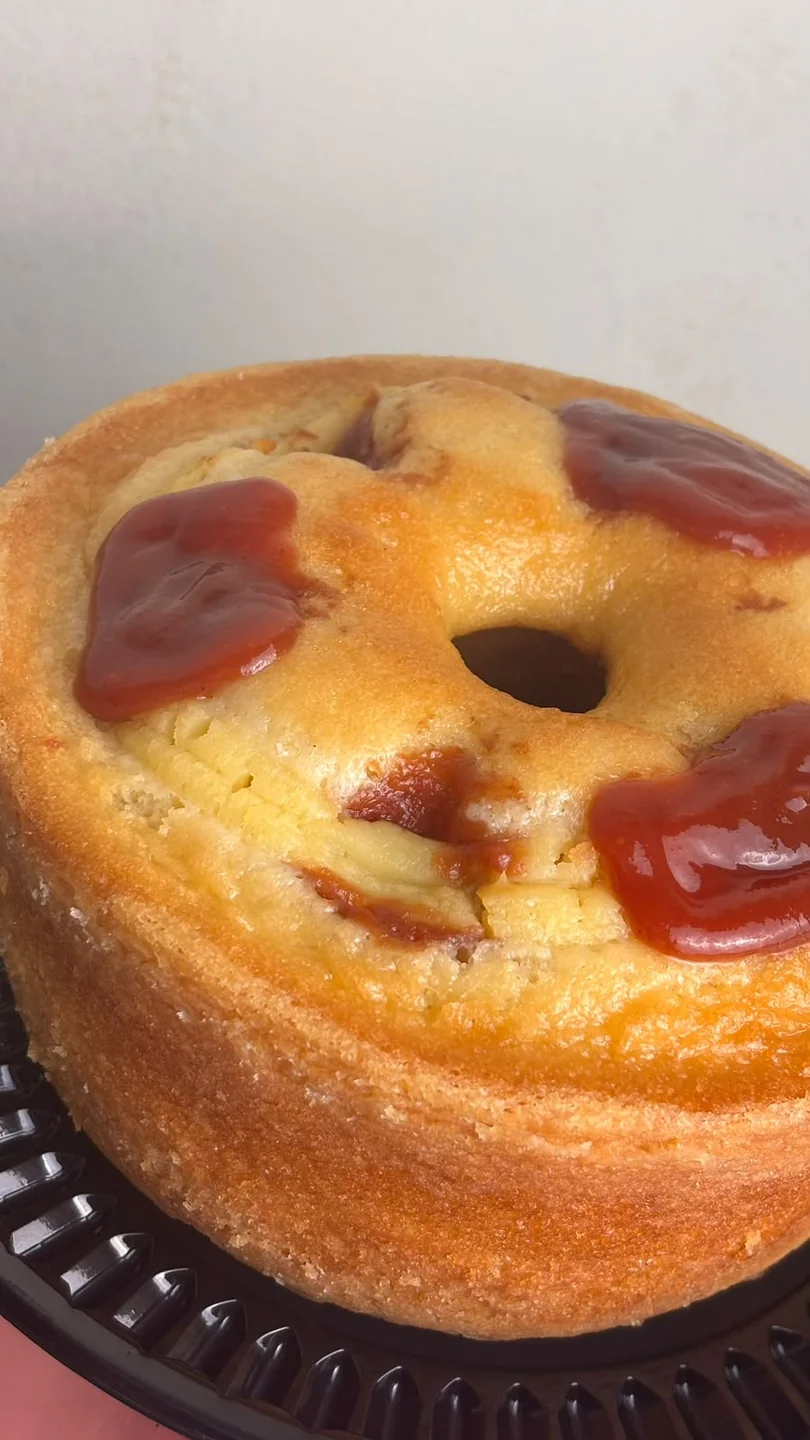 Bolo caseiro de goiabada com requeijão